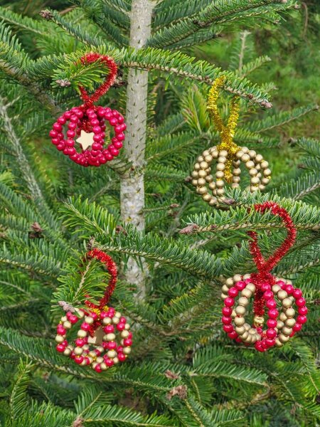 Bastelset für vier Christbaumkugeln aus Pfeifenreiniger und Perlen - gold/rot