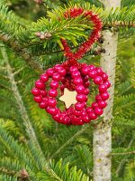 Bastelset für vier Christbaumkugeln aus Pfeifenreiniger und Perlen - gold/rot