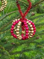 Bastelset für vier Christbaumkugeln aus Pfeifenreiniger und Perlen - gold/rot