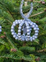 Bastelset für drei Christbaumkugeln aus Pfeifenreiniger und Perlen - silber