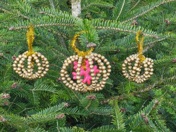 Bastelset für drei Christbaumkugeln aus Pfeifenreiniger und Perlen - gold