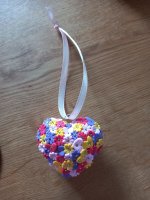 Bastelset "Alles drin" Vier kleine Styropor-Herzen mit Moosgummiblüten (4 Farben)