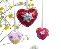 Bastelset "Alles drin" Drei Styropor-Herzen (2x klein, 1x groß) mit Pailletten und Moosgummiblüten