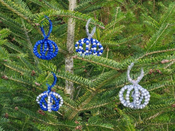 Bastelset für vier Christbaumkugeln aus Pfeifenreiniger und Perlen - silber/blau