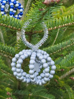 Bastelset für vier Christbaumkugeln aus Pfeifenreiniger und Perlen - silber/blau