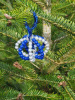 Bastelset für vier Christbaumkugeln aus Pfeifenreiniger und Perlen - silber/blau