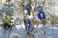 Bastelset für vier Christbaumkugeln aus Pfeifenreiniger und Perlen - silber/blau