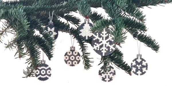 Bügelperlen Set midi - 7 silberne Christbaumkugeln 1000 Perlen + Steckplatte
