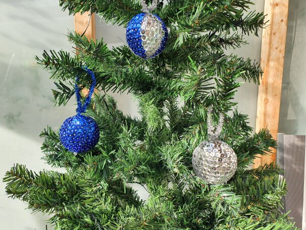 Bastelset "Alles drin" - Drei Styropor-Kugeln mit Pailletten blau/silber - Christbaumkugeln